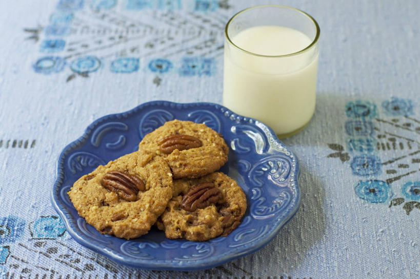 点心,牛奶,无人,横图,俯视,室内,特写,白天,餐桌,桌子,杯子,餐具,阴影,反射,布料,碟子,盘,影子,核桃,食品,坚果,果实,饮品,曲奇,一杯,营养,布纹,玻璃制品,桌布,食物,饮料,两个,盘子,餐巾,水杯,碟,台布,饼干,干果,零食,餐台,乳制品,奶,牛乳,曲奇饼,小核桃,曲奇饼干,山核桃,胡桃,安神,羌桃,玻璃杯,彩图,高角度拍摄