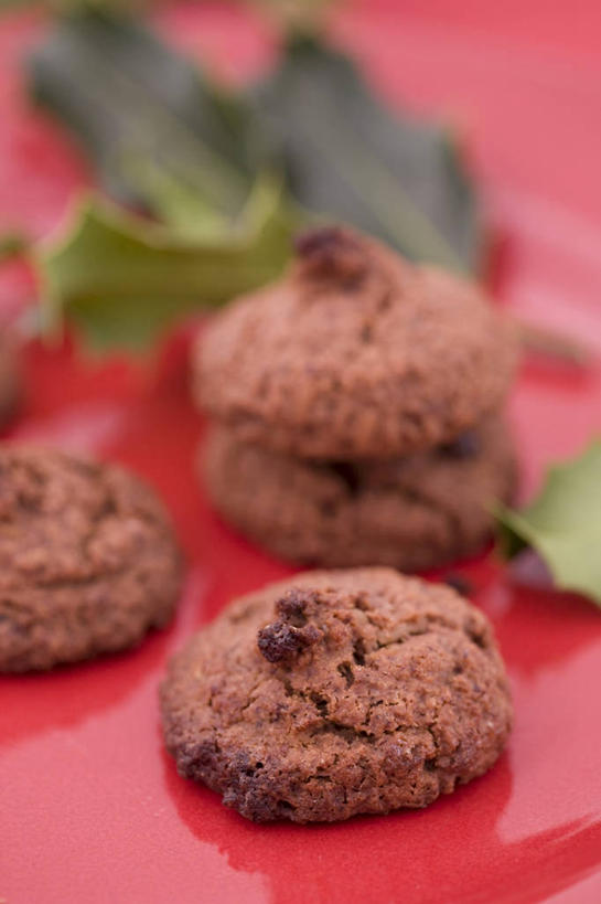 点心,无人,竖图,俯视,室内,特写,白天,餐桌,桌子,餐具,叶子,阴影,红色背景,朦胧,模糊,反射,碟子,盘,影子,食品,糖,糖果,甜点,甜品,绿叶,曲奇,食物,一个,盘子,碟,饼干,甜食,零食,巧克力,嫩叶,四块,摄影,影棚,单个,餐台,朱古力,曲奇饼,曲奇饼干,巧克力曲奇,叶,叶片,彩图,高角度拍摄,影棚拍摄,拍摄