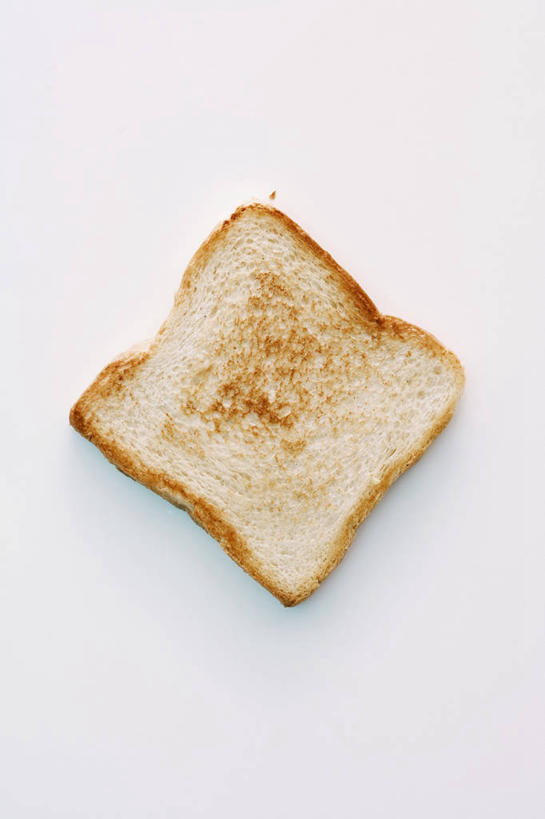 点心,面包,无人,竖图,俯视,室内,特写,白天,白色背景,餐桌,桌子,一片,阴影,反射,影子,食品,面点,吐司,食物,糕点,摄影,影棚,餐台,法式面包,吐司面包,彩图,高角度拍摄,影棚拍摄,拍摄,多士,听型面包