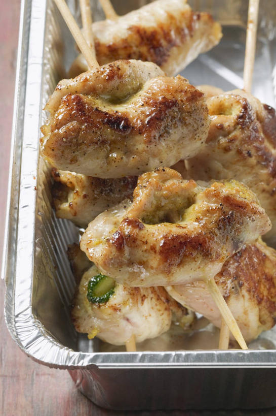 无人,竖图,俯视,室内,特写,白天,烹饪,餐桌,桌子,鸡,餐具,金属制品,阴影,反射,金属,碟子,烤盘,盘,影子,调料,鸡肉,酱料,酱汁,肉,佐料,料理,食品,火鸡,调味品,调味料,酱,菜肴,美食,肉类,家禽,竹签,食物,一个,动物,盘子,碟,牲畜,佳肴,单个,餐台,肉食,取食签,印度菜,印度料理,七面鸟,吐绶鸡,彩图,高角度拍摄,东南亚菜,沙嗲,沙嗲酱,印尼爪哇菜