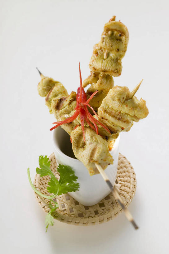 无人,竖图,俯视,室内,特写,白天,白色背景,烹饪,餐桌,桌子,鸡,辣椒,蔬菜,阴影,新鲜,反射,影子,陶瓷,调料,鸡肉,酱料,酱汁,肉,佐料,料理,食品,陶瓷制品,火鸡,调味品,调味料,酱,菜肴,美食,肉类,家禽,竹签,食物,一个,动物,容器,碗,摄影,牲畜,佳肴,有机食品,绿色食品,影棚,单个,餐台,储藏,储存,肉食,辣角,红海椒,大椒,辣虎,广椒,取食签,印度菜,印度料理,七面鸟,吐绶鸡,辣子,红辣椒,海椒,番椒,彩图,高角度拍摄,影棚拍摄,拍摄,东南亚菜,沙嗲,沙嗲酱,印尼爪哇菜,贮存