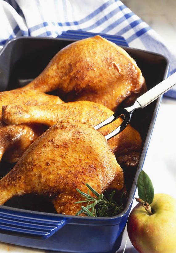 无人,竖图,俯视,室内,特写,白天,烹饪,餐桌,桌子,苹果,餐具,水果,叶子,阴影,朦胧,模糊,新鲜,反射,叉子,影子,陶瓷,鸡肉,肉,生食,料理,食品,果实,绿叶,陶瓷制品,鸡腿,菜肴,美食,肉类,食物,两个,一个,餐巾,容器,碗,嫩叶,烤鸡腿,佳肴,有机食品,绿色食品,单个,餐台,储藏,鸡腿肉,储存,肉食,餐叉,保洁方巾,口布,叶,叶片,进餐用具,彩图,高角度拍摄,贮存