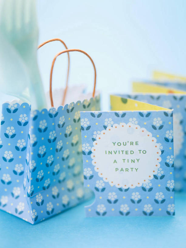 无人,竖图,俯视,室内,特写,白天,购物,消费,餐桌,桌子,静物,餐具,袋子,阴影,蓝色背景,朦胧,模糊,反射,包装袋,叉子,手提袋,影子,塑料,购物袋,塑料制品,金融,摄影,影棚,餐台,购买,请帖,书信,贸易,餐叉,进餐用具,彩图,高角度拍摄,影棚拍摄,拍摄,简帖,请柬