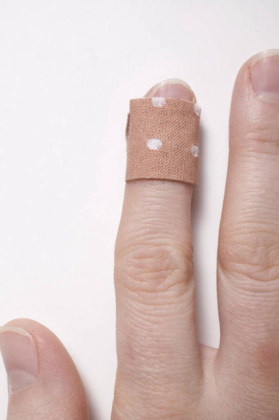 西方人,手,一个人,竖图,室内,特写,白天,正面,欧洲,欧洲人,仅一个年轻女性,仅一个女性,仅一个人,医疗用品,手部,治疗,单手,医疗,医疗设备,胶布,止血,年轻女性,女人,女性,白种人,绷带,创可贴,半身,彩图