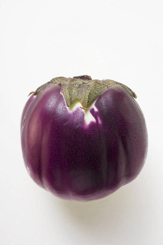 无人,竖图,俯视,室内,特写,白天,白色背景,餐桌,桌子,茄子,蔬菜,阴影,新鲜,反射,影子,食品,食物,一个,紫色,摄影,有机食品,绿色食品,影棚,单个,餐台,紫茄子,落苏,酪酥,昆仑瓜,矮瓜,彩图,高角度拍摄,影棚拍摄,拍摄