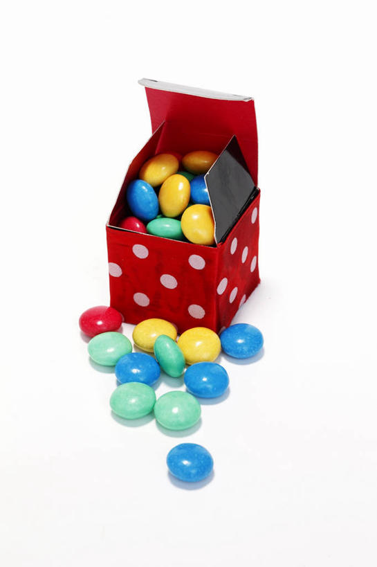 无人,竖图,俯视,彩色,室内,特写,白天,白色背景,餐桌,桌子,一堆,许多,阴影,堆叠,堆积,反射,影子,纸盒,食品,糖,糖果,甜点,甜品,巧克力豆,很多,盒子,食物,一个,包装盒,甜食,巧克力,摄影,影棚,单个,餐台,朱古力,堆,彩图,高角度拍摄,影棚拍摄,拍摄