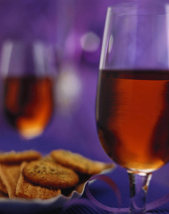 点心,葡萄酒,无人,竖图,俯视,室内,特写,白天,餐桌,桌子,杯子,餐具,一堆,阴影,堆叠,堆积,朦胧,模糊,反射,碟子,高脚杯,盘,影子,食品,糖,糖果,甜点,甜品,红酒杯,酒类,曲奇,两杯,玻璃制品,酒,食物,饮料,两个,盘子,酒杯,碟,饼干,甜食,零食,巧克力,餐台,朱古力,堆,葡萄酒杯,曲奇饼,曲奇饼干,巧克力曲奇,加强葡萄酒,加强型葡萄酒,雪利酒,玻璃杯,彩图,高角度拍摄