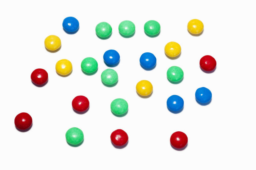 无人,横图,俯视,彩色,室内,特写,白天,白色背景,餐桌,桌子,许多,阴影,反射,影子,食品,糖,糖果,甜点,甜品,巧克力豆,食物,排列,甜食,巧克力,摄影,影棚,餐台,朱古力,五颜六色,色彩斑斓,五彩缤纷,五彩斑斓,摆列,五光十色,彩图,高角度拍摄,影棚拍摄,拍摄,布列,分列