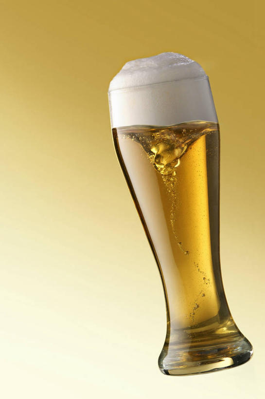 啤酒,无人,竖图,室内,特写,白天,正面,杯子,阴影,黄色背景,反射,泡沫,影子,酒类,一杯,玻璃制品,酒,饮料,一个,酒杯,啤酒杯,摄影,影棚,单个,玻璃杯,彩图,影棚拍摄,拍摄