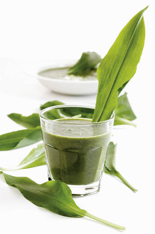 无人,竖图,俯视,室内,特写,白天,白色背景,烹饪,西餐,餐桌,桌子,蔬菜,杯子,叶子,阴影,新鲜,反射,影子,汤,料理,食品,绿叶,菜肴,美食,玻璃制品,食物,两个,水杯,嫩叶,西式,摄影,佳肴,有机食品,绿色食品,影棚,餐台,菜芝,山蒜,小根菜,小根蒜,薤白,野葱,野蒜,野小蒜,叶,叶片,玻璃杯,彩图,高角度拍摄,影棚拍摄,拍摄