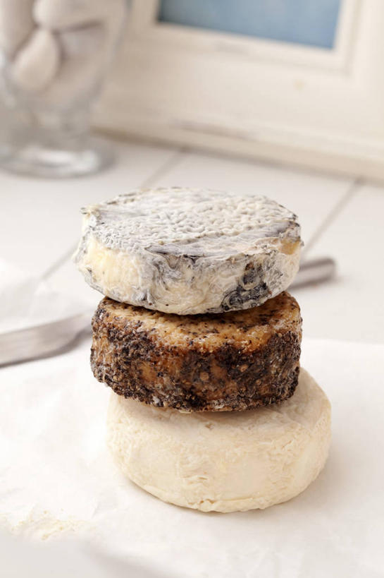 奶酪,无人,竖图,俯视,室内,特写,白天,餐桌,桌子,一堆,阴影,堆叠,堆积,朦胧,模糊,反射,影子,调料,调味,香料,佐料,干酪,起司,黑胡椒,调味品,芝士,营养,调味料,三个,乳酪,餐台,堆,配料,乳制品,发酵,山羊奶酪,作料,胡椒,彩图,高角度拍摄