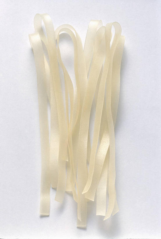 面食,面条,无人,竖图,俯视,室内,特写,白天,白色背景,烹饪,中餐,餐桌,桌子,一堆,许多,阴影,堆叠,堆积,反射,影子,面,料理,食品,菜肴,美食,米粉,食物,白色,中式,摄影,佳肴,影棚,餐台,堆,彩图,高角度拍摄,影棚拍摄,拍摄,米面