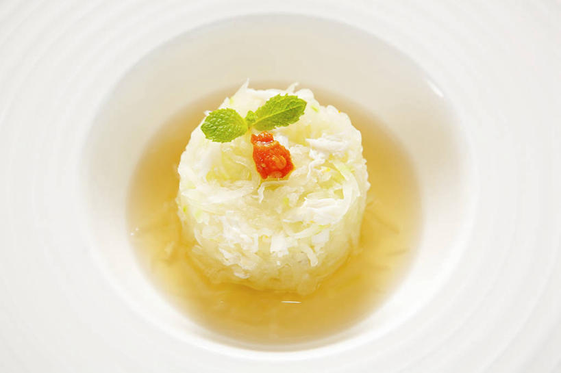 蟹,无人,横图,俯视,室内,特写,白天,白色背景,烹饪,中餐,南瓜,蔬菜,叶子,阴影,新鲜,反射,螃蟹,影子,陶瓷,金瓜,肉,汤,料理,食品,绿叶,陶瓷制品,菜肴,美食,肉类,番瓜,食物,一个,白色,容器,碗,中式,嫩叶,摄影,佳肴,有机食品,绿色食品,影棚,单个,储藏,麦瓜,倭瓜,储存,肉食,南瓜汤,叶,叶片,彩图,高角度拍摄,影棚拍摄,拍摄,浙江菜,浙菜,贮存