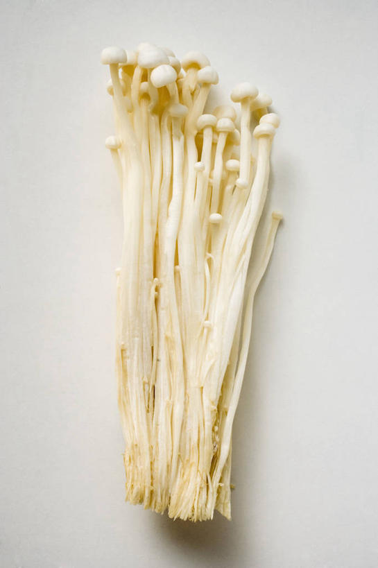 无人,竖图,俯视,室内,特写,白天,白色背景,餐桌,桌子,蔬菜,一堆,许多,阴影,堆叠,堆积,新鲜,反射,影子,金针菇,菌菇,食品,菌类,食物,食用菌,摄影,有机食品,绿色食品,影棚,餐台,堆,构菌,金菇,毛柄金钱菌,银针菇,智力菇,彩图,高角度拍摄,影棚拍摄,拍摄