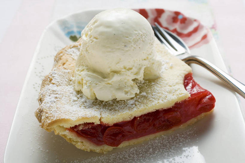 面食,无人,横图,俯视,室内,特写,白天,白色背景,烹饪,西餐,餐桌,桌子,餐具,一把,阴影,反射,叉子,碟子,粉末,盘,影子,调料,料理,食品,糖,冰激凌,面点,调味品,清凉,调味料,菜肴,美食,食物,一个,白色,盘子,碟,冷饮,舒服,粉,冰淇淋,西式,摄影,佳肴,影棚,单个,餐台,派,解暑,解渴,雪糕,糖粉,餐叉,舒爽,冰糕,粉状,消暑,粉剂,樱桃派,进餐用具,彩图,高角度拍摄,影棚拍摄,拍摄,糖类