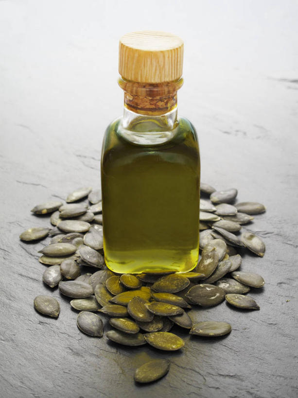 点心,无人,竖图,俯视,室内,特写,白天,餐桌,桌子,许多,阴影,反射,影子,食用油,油,食品,坚果,小吃,玻璃制品,食物,排列,一个,玻璃瓶,瓶子,零食,单个,餐台,瓜子,南瓜子,摆列,彩图,高角度拍摄,布列,分列