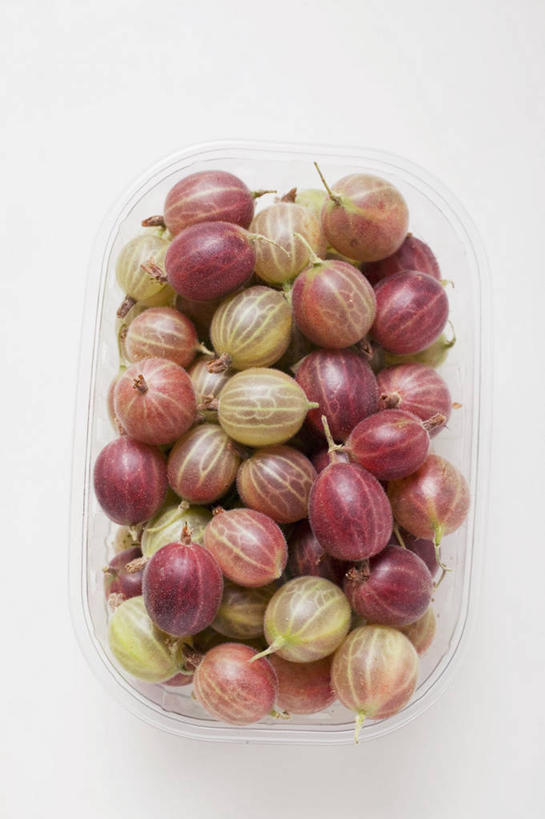 无人,竖图,俯视,室内,特写,白天,白色背景,餐桌,桌子,浆果,水果,一堆,许多,阴影,堆叠,堆积,新鲜,反射,影子,塑料,生食,食品,果实,食物,容器,塑料制品,摄影,有机食品,绿色食品,影棚,餐台,储藏,堆,储存,穗醋栗,醋栗,彩图,高角度拍摄,影棚拍摄,拍摄,贮存