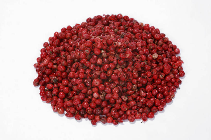 无人,横图,俯视,室内,特写,白天,白色背景,餐桌,桌子,一堆,许多,阴影,堆叠,堆积,反射,影子,调料,调味,香料,佐料,调味品,调味料,红色,摄影,影棚,餐台,堆,配料,作料,红胡椒,胡椒,彩图,高角度拍摄,影棚拍摄,拍摄