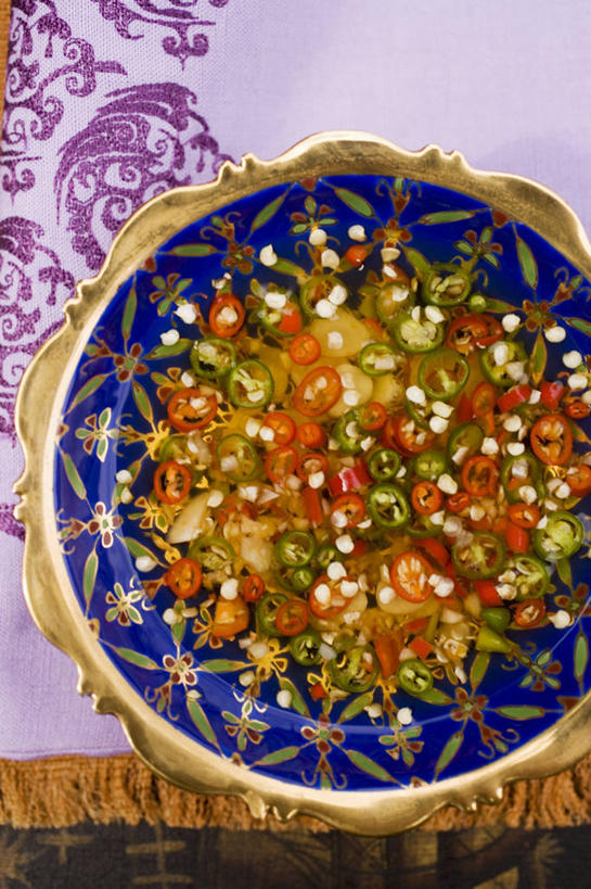 无人,竖图,俯视,室内,特写,白天,餐桌,桌子,餐具,一堆,许多,阴影,堆叠,堆积,反射,木制,布料,碟子,盘,影子,调料,酱料,酱汁,佐料,调味品,调味料,布纹,酱,辣酱,桌布,盘子,餐巾,木制品,碟,台布,餐台,堆,辣椒酱,彩图,高角度拍摄