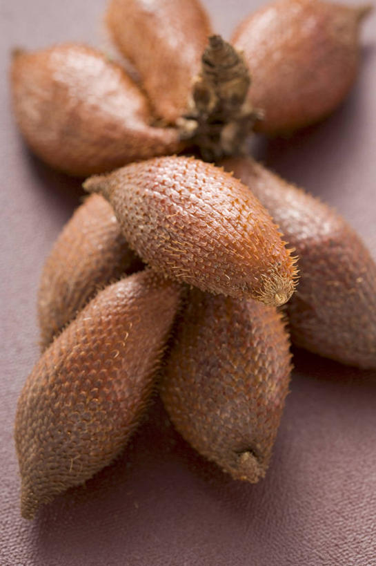 无人,竖图,俯视,室内,特写,白天,餐桌,桌子,水果,一堆,许多,阴影,堆叠,堆积,新鲜,反射,影子,生食,食品,果实,食物,有机食品,绿色食品,餐台,堆,蛇皮果,彩图,高角度拍摄