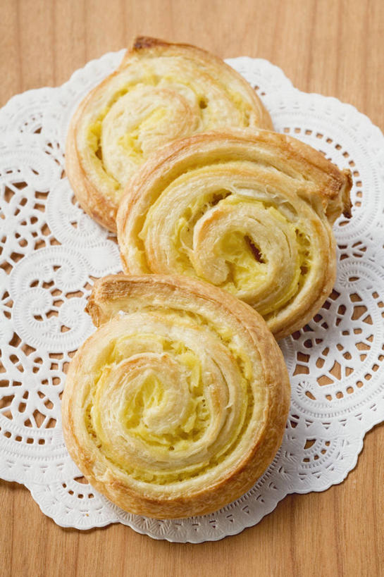 点心,面包,无人,竖图,俯视,室内,特写,白天,餐桌,桌子,阴影,装饰,反射,影子,食品,面点,花边,食物,糕点,三个,垫子,餐台,华丽,修饰,点缀,衬托,美观,雅致,雅观,抽纱,彩图,高角度拍摄,松软,酥软,丹麦面包,起酥起层面包