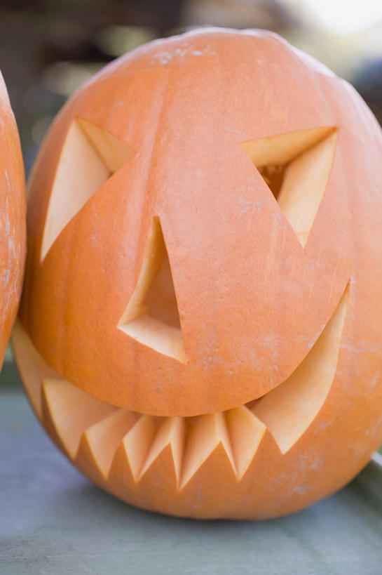 脸,头,脸颊,无人,竖图,室外,特写,白天,正面,餐桌,桌子,南瓜,蔬菜,照明,阴影,节日,朦胧,模糊,庆祝,新鲜,装饰,光线,木制,影子,灯光,金瓜,食品,文化,镂空,番瓜,灯,食物,两个,阳光,木制品,灯具,庆典,南瓜灯,万圣节,有机食品,绿色食品,餐台,纪念,华丽,修饰,麦瓜,倭瓜,照亮,点缀,照明设备,衬托,美观,雅致,雅观,镂刻,头部,脸部,脸蛋,面部,彩图