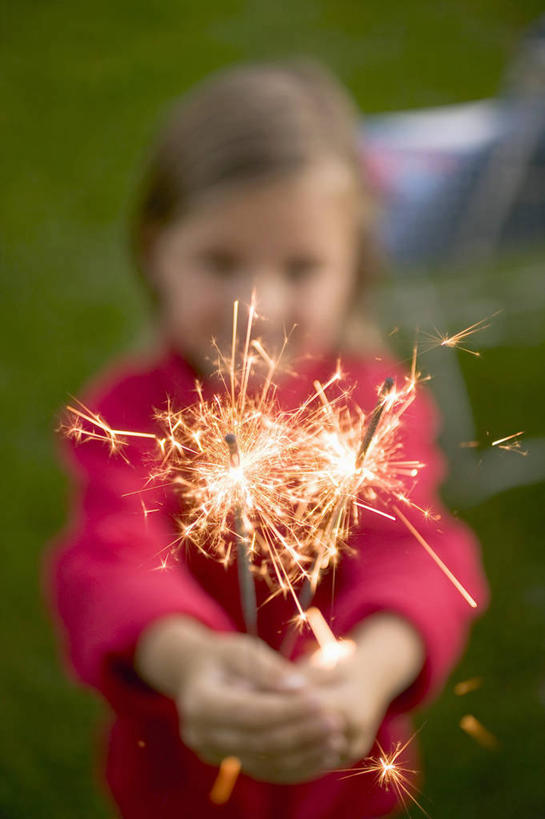 西方人,儿童,一个人,站,举,笑,微笑,竖图,俯视,室外,白天,纯洁,草地,草坪,植物,烟火,欧洲,欧洲人,仅一个女性,仅一个人,握,服装,朦胧,模糊,拿,拿着,注视,休闲装,草,小孩,衣服,红色,绿色,焰火,观察,看,托,站着,仅一个小孩,休闲,休闲服,可爱,童年,童趣,握着,服饰,观看,察看,关注,礼花,仙女棒,童真,烂漫,无邪,花炮,礼花炮,手持喷泉,手持烟花,天真,女孩,女人,女性,白种人,孩子,烟花,举起,举手,举着,向上举,向上伸,向上托,站立,半身,彩图,高角度拍摄,女生