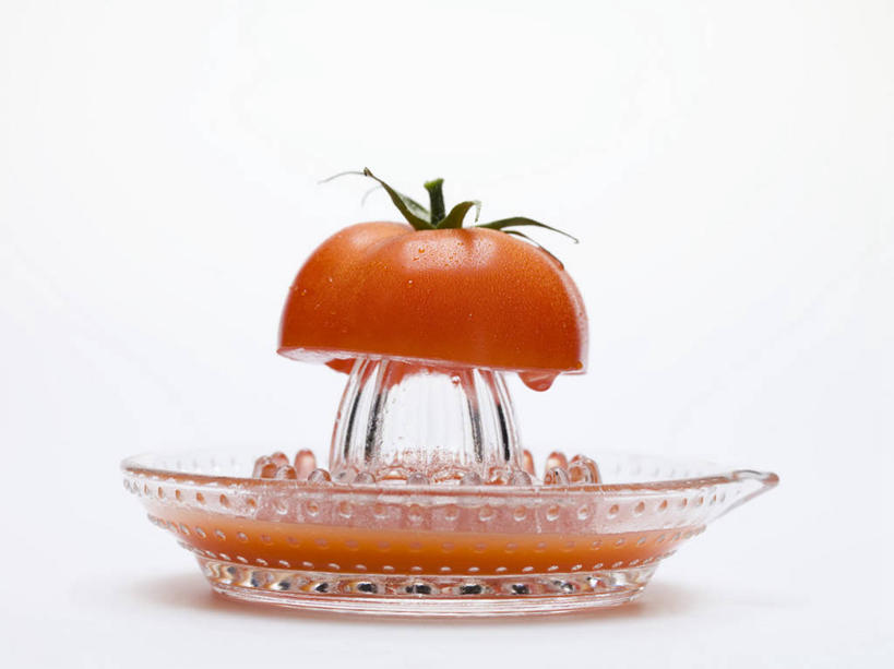 无人,横图,室内,特写,白天,白色背景,正面,桌面,桌子,蔬菜,西红柿,玻璃,阴影,新鲜,反射,木制,影子,食品,饮品,蔬菜汁,榨汁机,玻璃制品,食物,饮料,一个,木制品,番茄汁,摄影,有机食品,绿色食品,影棚,单个,可口,手动榨汁机,适口,番茄,彩图,影棚拍摄,拍摄