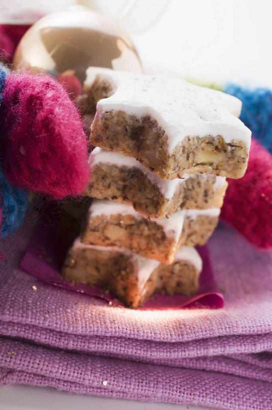 点心,无人,竖图,俯视,室内,特写,白天,圣诞节,阴影,节日,朦胧,模糊,庆祝,反射,六角形,影子,调味,香料,佐料,食品,肉桂,曲奇,文化,食物,紫色,餐巾,饼干,零食,庆典,摄影,影棚,纪念,配料,曲奇饼,桂皮,曲奇饼干,作料,官桂,牡桂,筒桂,香桂,玉桂,保洁方巾,口布,彩图,高角度拍摄,影棚拍摄,拍摄