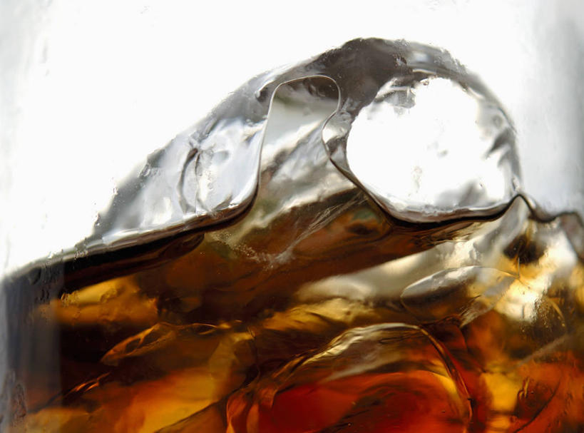 无人,横图,室内,特写,白天,白色背景,正面,杯子,阴影,反射,影子,冰,冰块,饮品,一杯,冷冻,可乐,玻璃制品,饮料,水杯,碳酸饮料,寒冷,摄影,影棚,冷藏,冰冷,可口,保鲜,适口,玻璃杯,彩图,影棚拍摄,拍摄