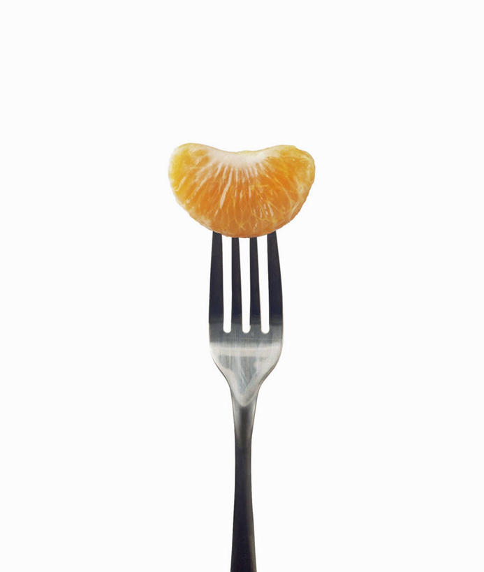 无人,竖图,俯视,室内,特写,白天,白色背景,桌面,桌子,柑橘,餐具,水果,阴影,新鲜,反射,木制,叉子,影子,生食,食品,果实,食物,一个,木制品,摄影,有机食品,绿色食品,影棚,单个,餐叉,进餐用具,橘子,桔子,彩图,高角度拍摄,影棚拍摄,拍摄,大红蜜橘,大红袍,红橘,黄橘,宽皮橘,蜜橘