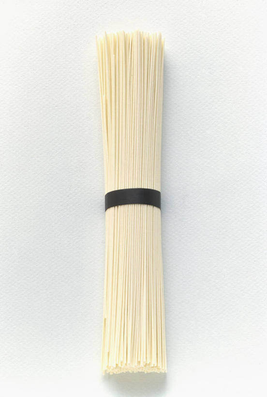 面食,面条,无人,竖图,俯视,室内,特写,白天,白色背景,桌面,桌子,阴影,反射,木制,影子,面,木制品,绳子,摄影,影棚,捆绑,绳索,绑缚,彩图,高角度拍摄,影棚拍摄,拍摄