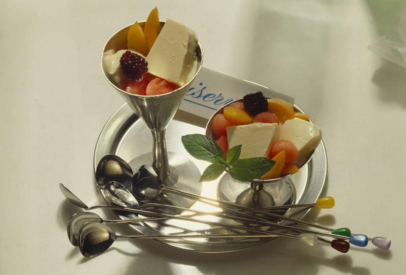 奶酪,无人,横图,俯视,室内,特写,白天,桌面,桌子,杯子,餐具,水果,阴影,朦胧,模糊,新鲜,反射,信息,木制,标签,碟子,高脚杯,盘,影子,生食,干酪,起司,食品,冰激凌,果实,芝士,两杯,清凉,营养,标识,玻璃制品,食物,盘子,酒杯,木制品,碟,冷饮,舒服,乳酪,冰淇淋,有机食品,绿色食品,解暑,乳制品,解渴,雪糕,发酵,舒爽,冰糕,消暑,鸡尾酒杯,台卡,台牌,台签,桌牌,桌签,玻璃杯,彩图,高角度拍摄