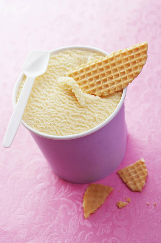 点心,无人,竖图,俯视,室内,特写,白天,餐桌,桌子,杯子,阴影,粉色背景,朦胧,模糊,反射,影子,勺子,塑料,食品,冰激凌,清凉,食物,一个,紫色,塑料制品,调羹,汤匙,饼干,冷饮,零食,舒服,冰淇淋,摄影,影棚,单个,餐台,塑料杯,解暑,解渴,雪糕,威化,舒爽,冰糕,消暑,威化饼,维夫饼,维夫饼干,彩图,高角度拍摄,影棚拍摄,拍摄