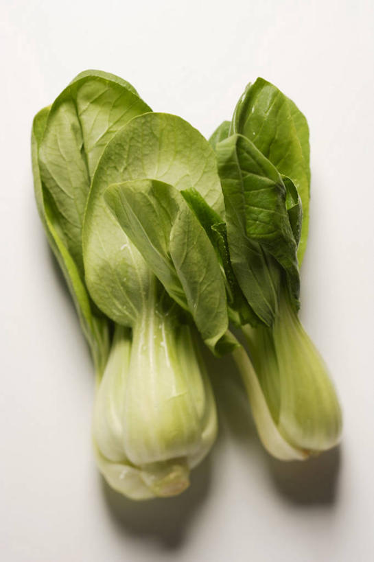 无人,竖图,俯视,室内,特写,白天,白色背景,餐桌,桌子,蔬菜,叶子,阴影,朦胧,模糊,新鲜,反射,影子,大白菜,食品,绿叶,白菜,食物,两个,嫩叶,摄影,有机食品,绿色食品,影棚,餐台,胶菜,镳菜,叶,叶片,彩图,高角度拍摄,影棚拍摄,拍摄