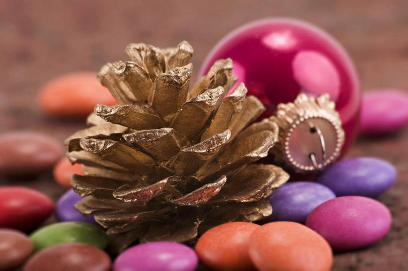 无人,横图,俯视,彩色,室内,特写,白天,桌面,桌子,圣诞节,许多,阴影,节日,朦胧,模糊,庆祝,装饰,反射,木制,挂饰,影子,食品,糖,糖果,坚果,甜点,甜品,果实,松果,圣诞球,巧克力豆,文化,球,食物,木制品,甜食,干果,巧克力,庆典,球体,纪念,朱古力,华丽,修饰,点缀,松塔,衬托,美观,雅致,雅观,彩图,高角度拍摄