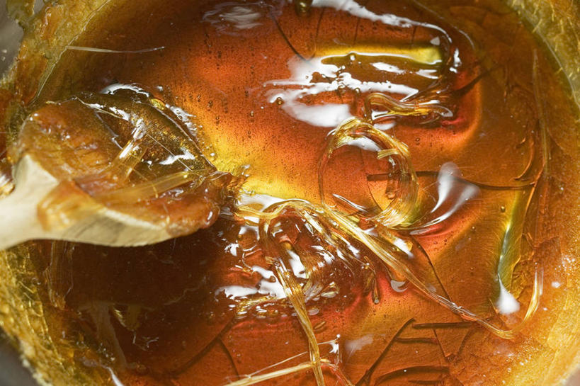 无人,横图,俯视,室内,特写,白天,阴影,反射,粘稠,纹路,纹理,影子,勺子,调料,糖,调味品,调味料,调羹,汤匙,橙色,糖浆,黏稠,肌理,浓厚,彩图,高角度拍摄