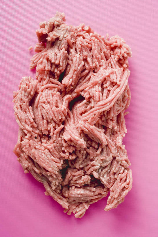 无人,竖图,俯视,室内,特写,白天,餐桌,桌子,阴影,粉色背景,反射,纹路,纹理,影子,肉,肉末,肉类,红色,摄影,影棚,餐台,肉食,肌理,彩图,高角度拍摄,影棚拍摄,拍摄