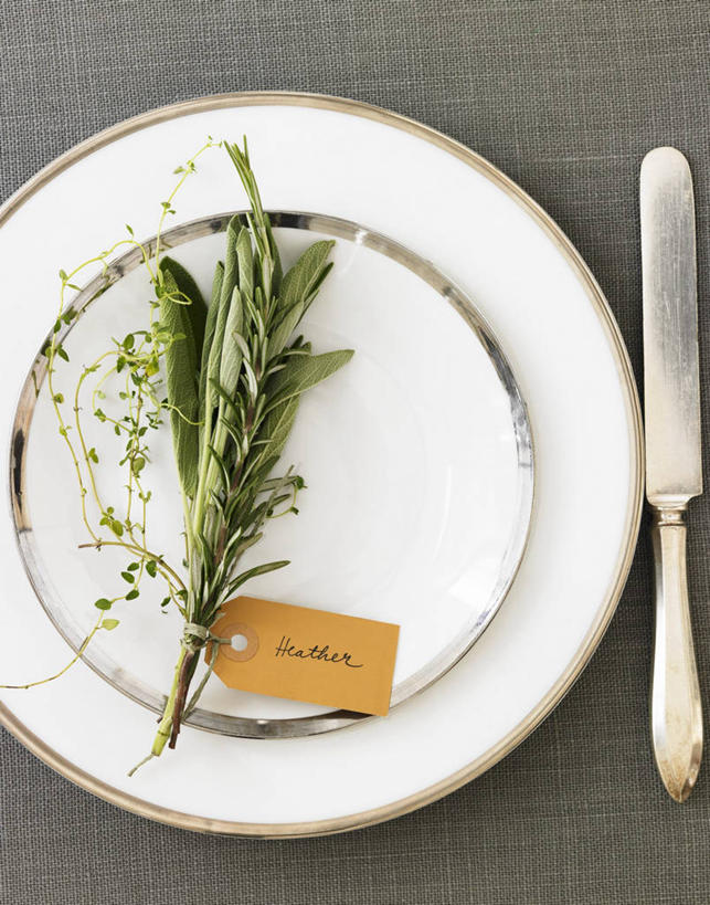 无人,竖图,俯视,室内,特写,白天,餐桌,桌子,餐具,叶子,阴影,灰色背景,反射,信息,标签,碟子,工具,盘,影子,陶瓷,绿叶,刀具,陶瓷制品,标识,盘子,容器,碟,碗,刀,嫩叶,摄影,影棚,餐台,储藏,储存,餐刀,台卡,台牌,台签,桌牌,桌签,叶,叶片,彩图,高角度拍摄,影棚拍摄,拍摄,贮存