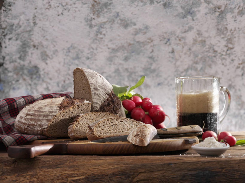 点心,面包,啤酒,无人,横图,室内,特写,白天,正面,桌面,桌子,草莓,浆果,杯子,水果,阴影,新鲜,反射,木制,影子,生食,食品,面点,果实,酒类,玻璃制品,酒,食物,糕点,饮料,木制品,水杯,黑面包,有机食品,绿色食品,全麦面包,麸皮面包,浓色啤酒,玻璃杯,洋莓,水果皇后,红莓,地莓,彩图,黑啤酒