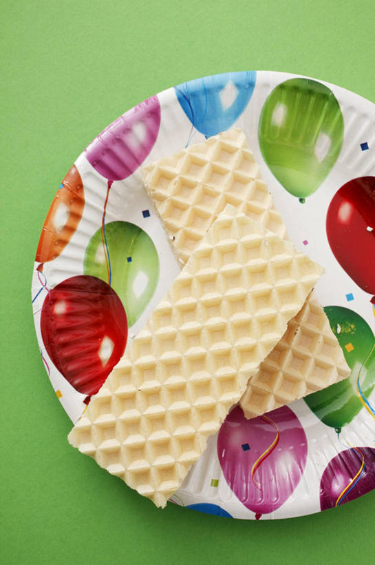 点心,无人,竖图,俯视,室内,特写,白天,餐桌,桌子,餐具,绿色背景,阴影,装饰,反射,碟子,盘,影子,塑料,食品,食物,一个,盘子,气球,塑料制品,碟,饼干,零食,橡胶,摄影,影棚,单个,餐台,华丽,修饰,点缀,威化,橡胶制品,衬托,美观,雅致,雅观,威化饼,维夫饼,维夫饼干,彩图,高角度拍摄,影棚拍摄,拍摄