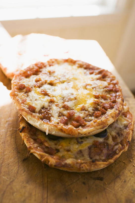 奶酪,无人,竖图,俯视,室内,特写,白天,烹饪,西餐,桌面,桌子,阴影,朦胧,模糊,反射,木制,影子,干酪,起司,料理,食品,披萨,匹萨,芝士,营养,菜肴,美食,食物,两个,木制品,快餐,乳酪,西式,佳肴,乳制品,比萨,发酵,西式快餐,垃圾食品,意大利薄饼,彩图,高角度拍摄,迷你披萨