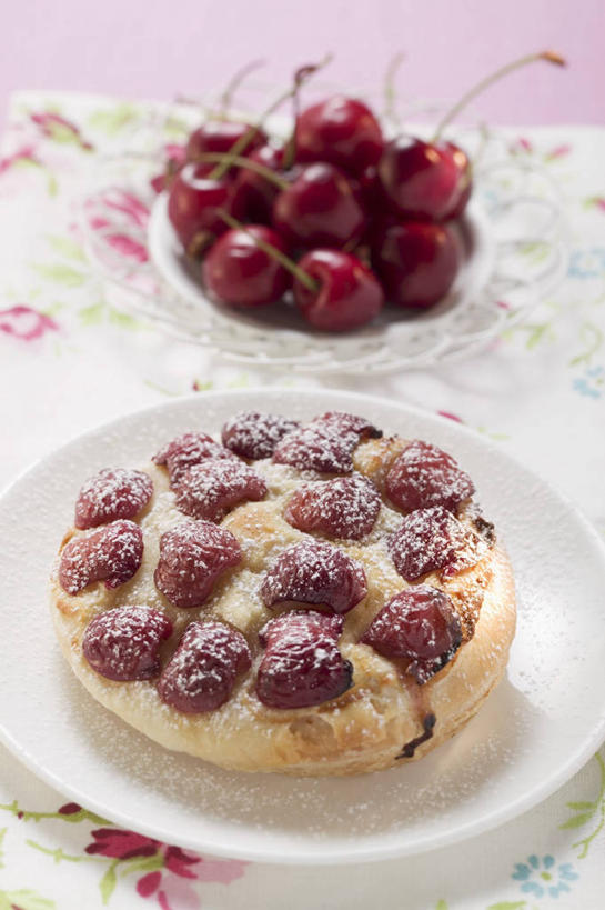 面食,无人,竖图,俯视,室内,特写,白天,烹饪,西餐,桌面,桌子,樱桃,餐具,水果,一堆,许多,阴影,堆叠,堆积,粉色背景,朦胧,模糊,新鲜,反射,木制,布料,碟子,盘,影子,生食,料理,食品,面点,果实,布纹,菜肴,美食,桌布,食物,盘子,餐巾,木制品,碟,台布,西式,摄影,佳肴,有机食品,绿色食品,影棚,堆,派,樱桃派,樱珠,莺桃,英桃,楔桃,牛桃,荆桃,彩图,高角度拍摄,影棚拍摄,拍摄