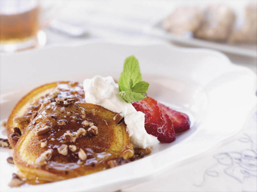 点心,煎饼,无人,横图,俯视,室内,特写,白天,桌面,桌子,草莓,浆果,杯子,水果,阴影,朦胧,模糊,新鲜,反射,木制,影子,陶瓷,生食,食品,甜点,甜品,果实,陶瓷制品,文化,饼,小吃,玻璃制品,食物,糕点,木制品,容器,水杯,碗,甜食,奶油,有机食品,绿色食品,储藏,乳制品,储存,激凌,克林姆,淇淋,日式煎饼,玻璃杯,洋莓,水果皇后,红莓,地莓,彩图,高角度拍摄,贮存