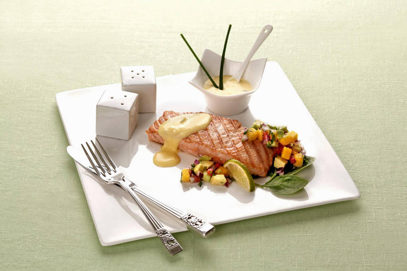 三文鱼,无人,横图,室内,特写,白天,正面,烧烤,餐桌,桌子,鲑鱼,餐具,水果,阴影,新鲜,反射,叉子,刀叉,刀子,碟子,盘,影子,陶瓷,生食,食品,果实,烤架,陶瓷制品,烤肉,食物,盘子,容器,碟,碗,果酱,铁架,摄影,有机食品,绿色食品,影棚,餐台,储藏,大马哈鱼,储存,餐刀,餐叉,芒果酱,撒蒙鱼,萨门鱼,冰海之皇,鲑,酸橙,马哈鱼,麻哈鱼,大麻哈鱼,果子酱,代代,进餐用具,橙子,橙,彩图,影棚拍摄,拍摄,贮存