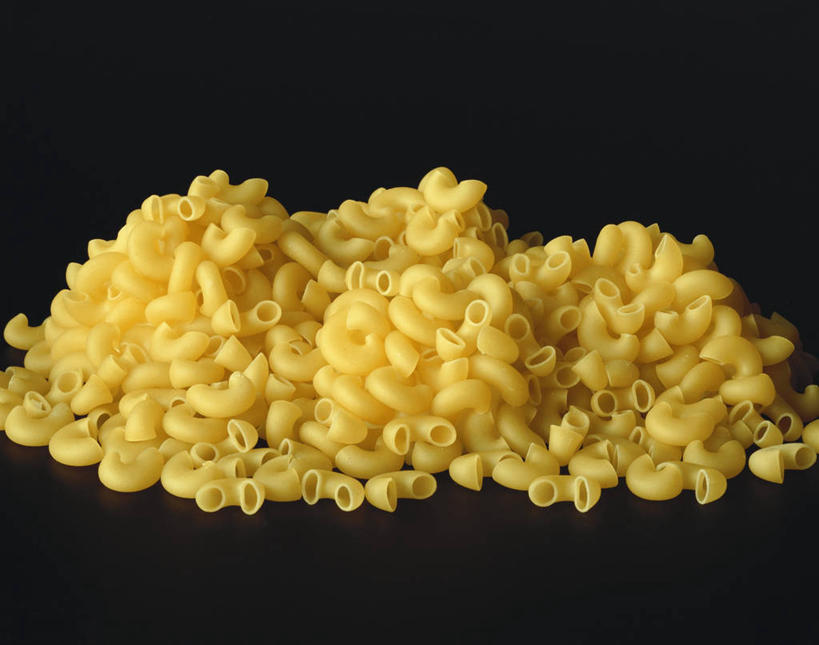 面食,面条,意大利面,无人,横图,俯视,室内,特写,白天,西餐,餐桌,桌子,一堆,许多,阴影,堆叠,堆积,黑色背景,反射,影子,面,料理,食品,食物,黄色,西式,摄影,影棚,餐台,堆,贝壳面,彩图,高角度拍摄,影棚拍摄,拍摄