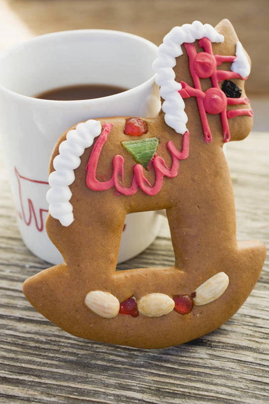 点心,无人,竖图,俯视,室内,特写,白天,桌面,桌子,杯子,圣诞节,阴影,节日,庆祝,反射,木制,影子,陶瓷,食品,甜点,陶瓷制品,文化,食物,糕点,一个,马克杯,木制品,水杯,饼干,甜食,零食,庆典,热巧克力,单个,纪念,木马,姜饼,热可可,美禄,热朱古力,德式姜饼,彩图,高角度拍摄