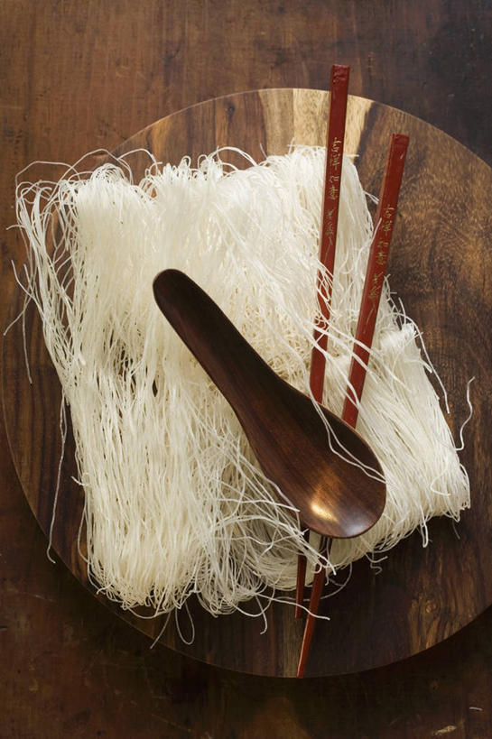 面食,面条,无人,竖图,俯视,室内,特写,白天,筷子,桌面,桌子,餐具,金属制品,一双,阴影,反射,金属,木制,影子,勺子,面,案板,文化,传统,粉丝,砧板,木制品,调羹,汤匙,礼节,礼仪,冬粉,进餐用具,彩图,高角度拍摄