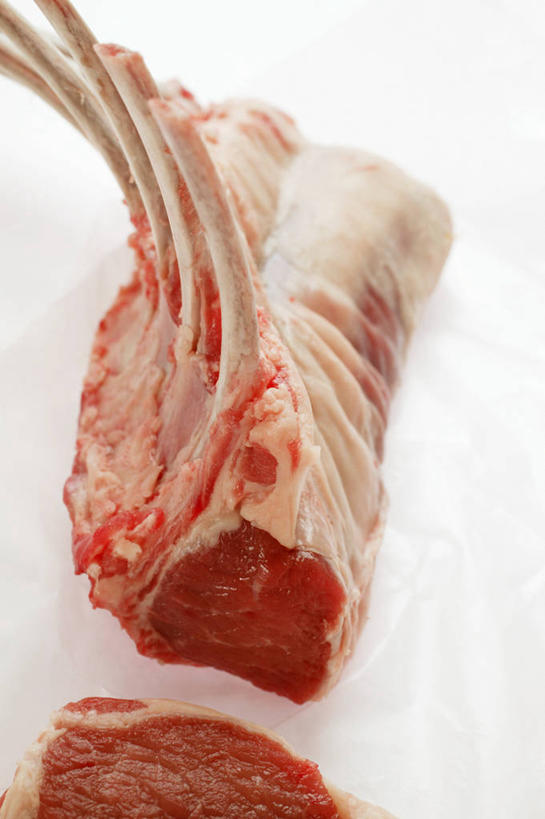 骨骼,无人,竖图,俯视,室内,特写,白天,白色背景,桌面,桌子,一棵,阴影,反射,木制,包装,包装纸,影子,纸,排骨,肉,纸张,骨头,猪肉,肉类,木制品,大排,摄影,影棚,骨架,包装材料,牛皮纸,肉食,豚肉,彩图,高角度拍摄,影棚拍摄,拍摄