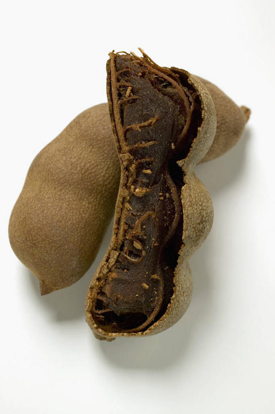 无人,竖图,俯视,室内,特写,白天,白色背景,桌面,桌子,水果,阴影,反射,木制,影子,调味,香料,佐料,果实,草药,两个,木制品,摄影,影棚,配料,草本,罗望子,作料,酸豆,酸角,彩图,高角度拍摄,影棚拍摄,拍摄